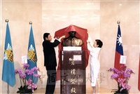 2001年7月23日大陸雕塑巨擘曹崇恩為創辦人張其昀銅像塑新像，董事長張鏡湖、校長林彩梅親自主持新象揭幕儀式的圖片