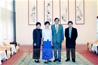 2001年10月29日藝人吳靜嫻蒞臨本校參訪並拜會董事長張鏡湖的圖片
