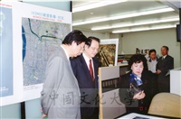 2001年10月30日國立台灣大學教授洪文湘蒞臨本校參訪並拜會董事長張鏡湖的圖片