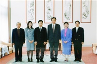 2001年12月25日日本孝道團第三代岡野夫婦蒞校參訪並拜會董事長張鏡湖的圖片
