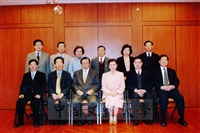 2002年1月3日董事長張鏡湖、校長林彩梅與行政一級主管合影的圖片