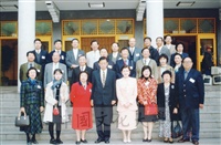 2001年11月16日外賓蒞臨本校參訪並與董事長張鏡湖、校長林彩梅等合影留念的圖片