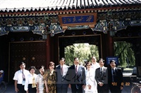2001年8月22日董事長張鏡湖、校長林彩梅於世界大學運動會期間參訪北京大學的圖片