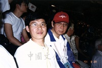 2001年8月23日董事長張鏡湖於世界大學運動會會場觀看比賽景況的圖片