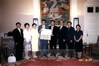 2001年8月24日董事長張鏡湖、校長林彩梅於世界大學運動會期間拜訪北京市府，獲北京副市長熱烈歡迎的圖片