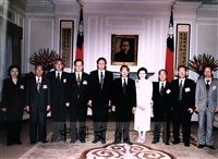 2001年11月7日總統陳水扁接見參加中日韓三國私校發展會議的三國專家學者的圖片