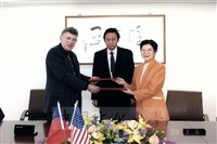 2000年3月6日舉行本校與美國印第安那普利斯大學簽訂交換生備忘錄儀式的圖片
