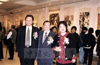 2000年3月14日董事長張鏡湖觀賞畫家孫家勤現代水墨展的圖片