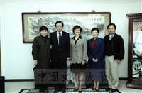 2000年3月17日美國舊金山校友會校友王薇蒞臨母校參訪並拜會董事長張鏡湖的圖片