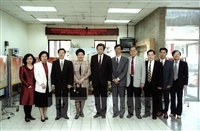 2000年3月21日董事長張鏡湖蒞臨「2000年校園甄才就業博覽會，企業說明會開幕式」與同仁合影的圖片