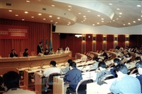 2000年4月27日工學院舉辦「2000奈米結構與非晶材料國際學術研討會」，邀請董事長張鏡湖出席致詞的圖片