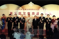 2000年5月1日本校榮獲「第三屆文馨獎金獎」，董事長張鏡湖親往領獎的圖片