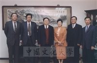1999年3月22日大陸北京大學管理學院副院長蒞臨本校參訪並拜會董事長張鏡湖的圖片