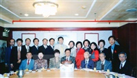 1999年3月29日董事長張鏡湖慶生會上與師長合影留念的圖片
