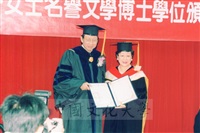 1999年4月22日世界和平婦女會國際總裁韓鶴子獲頒本校名譽文學博士學位頒贈典禮的圖片