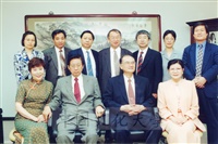1999年4月22日大陸中國社會科學院副院長王洛林蒞臨本校參訪並拜會董事長張鏡湖、校長林彩梅的圖片