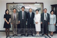 1999年5月25日韓國駐台代表處代表伊海重蒞臨本校參訪並拜會董事長張鏡湖、校長林彩梅的圖片