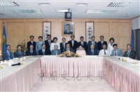 1999年6月2日董事長張鏡湖、校長林彩梅與各學院院長及行政一級主管合影的圖片