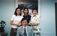1999年6月8日印尼華僑路光彥攜兩女蒞校拜會董事長張鏡湖的圖片