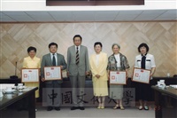 1999年6月23日本校八十七學年度第三次校務會議上董事長張鏡湖頒贈教師績效卓著獎的圖片