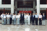 1999年8月23日大陸學者蒞臨本校參加「地質研討會」，並由董事長張鏡湖帶領參觀校園設施的圖片
