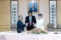 1999年9月6日德山大學校長淺野一郎率日台關係研習團蒞臨本校參訪並簽訂交流合作的圖片