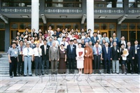1999年10月5日本校主辦「海峽兩岸中國文化交流書畫研討會」，與會貴賓於大成館合影留念的圖片