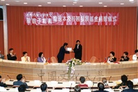 1999年10月21日舉行本校名譽文學博士韓鶴子總裁贈送本校校務發展基金捐贈儀式的圖片