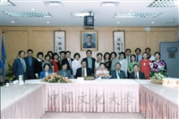 1999年11月11日董事長張鏡湖率本校同仁為校長林彩梅慶生的圖片