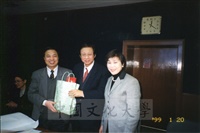 1999年1月20日董事長張鏡湖率領校長林彩梅等一行六人參訪中國科學院地理所、遙感所、大氣科學研究所的圖片