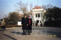 1999年1月21日董事長張鏡湖率領校長林彩梅等一行六人參訪北京清華大學的圖片