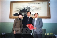 1999年1月21日董事長張鏡湖率領校長林彩梅等一行六人參訪北京人民大學的圖片
