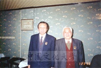 1999年1月24日董事長張鏡湖與大陸華東師範大學河口海岸研究所名譽所長陳吉餘教授晤談的圖片