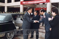 1999年3月1日副總統連戰蒞臨本校參加曉峰紀念館落成啟用典禮，董事長張鏡湖率師生恭迎景況的圖片