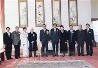 1999年3月1日副總統連戰蒞臨本校參加曉峰紀念館落成啟用典禮前與董事長張鏡湖於貴賓室寒暄景況的圖片