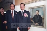 1999年3月1日董事長張鏡湖、董事穆閩珠陪同副總統連戰等貴賓參觀校史室及圖書館景況的圖片