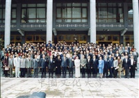 1999年3月1日副總統連戰蒞臨本校參加曉峰紀念館落成啟用典禮時於大成館前與師生合影留念的圖片