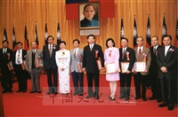 1999年3月1日中國文化大學建校37週年校慶大會頒贈傑出校友當選證書的圖片