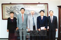 1999年4月14日烏克蘭勞動報副總編輯蒞臨本校參訪並由俄文系教授明驥陪同拜會董事長張鏡湖的圖片