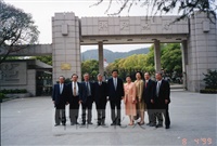 1999年4月8日董事長張鏡湖率同校長林彩梅、學院院長拜訪浙江大學的圖片