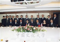 1998年3月1日董事長張鏡湖設宴款待日本參議院自由民主黨幹事長村上正邦等一行人的圖片