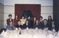 1998年1月9日張董事長鏡湖與人事室同仁於玄門藝術中心大三元餐廳聚餐合影的圖片