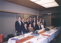 1998年2月3-8日董事長張鏡湖與教育部長吳京、部長夫人張紫君等人赴日出席長野奧運開幕典禮的圖片