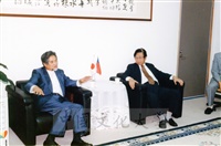 1998年8月21日日本別府大學理事長西村駿一率訪問團蒞臨本校參訪的圖片