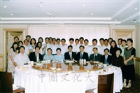 1998年9月3日軍人節，董事長張鏡湖、校長林彩梅特設宴感謝校內教官對學校的付出的圖片