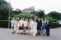 1998年9月8日本校舉辦記者聯誼會，董事長張鏡湖與與會記者合影留念的圖片