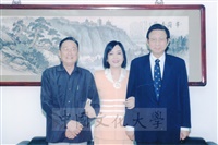 1998年10月20日本校中文系邀請作家朱秀娟女士蒞校演講並拜會董事長張鏡湖的圖片