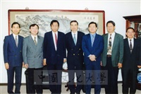 1998年11月13調查局處長戴金康(中立者)率領同仁蒞臨本校參訪並拜會董事長張鏡湖的圖片