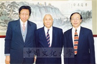 1998年11月23日北京科學院大氣所院士陶詩言(中)蒞臨本校參訪並由理學院院長劉廣英陪同拜會董事長張鏡湖的圖片