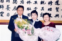 1998年12月8日董事穆閩珠當選第四屆立法委員，董事長張鏡湖及穆董事特舉辦感恩餐會的圖片